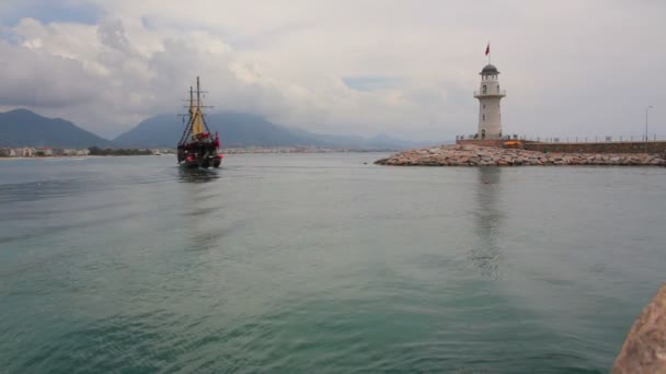 Schip met toeristen uit te gaan van bay - alanya Turkije — Stockvideo