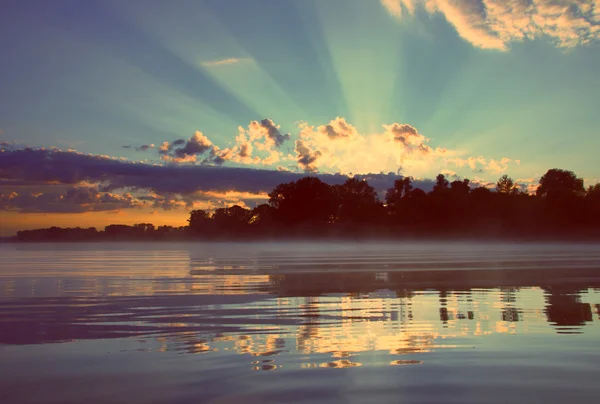 Belo nascer do sol no rio - estilo retro vintage — Fotografia de Stock