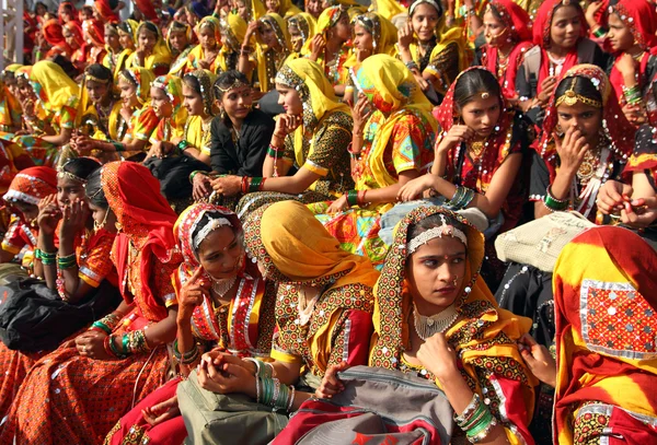 Grupo de chicas indias con colorido atuendo étnico —  Fotos de Stock