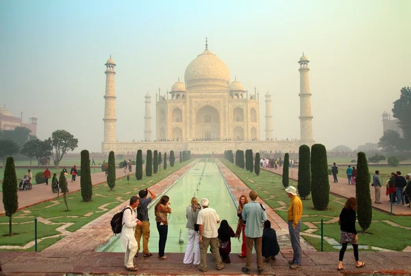 Tourists in Taj Mahal - famous mausoleum in India — Stock Photo, Image