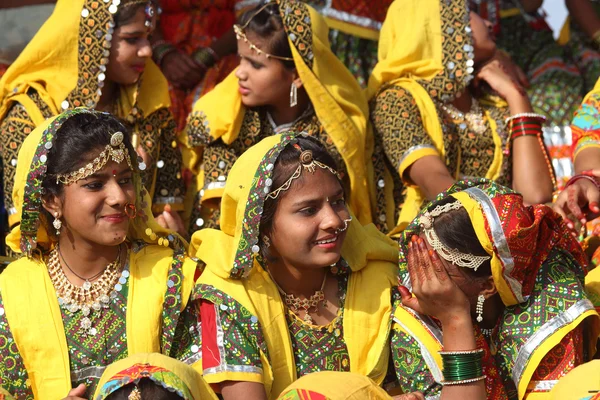 Groep van Indische meisjes in kleurrijke etnische kleding — Stockfoto