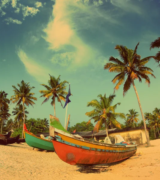 Viejos barcos de pesca en la playa - estilo retro vintage — Foto de Stock