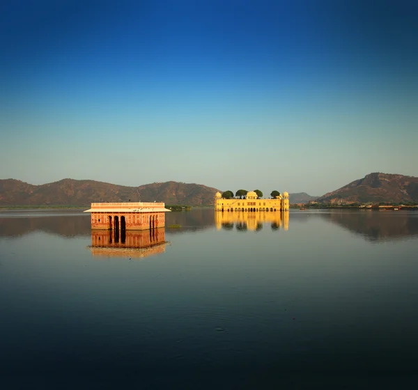 日航泰姬陵 — — 在印度斋浦尔的湖上皇宫 — 图库照片