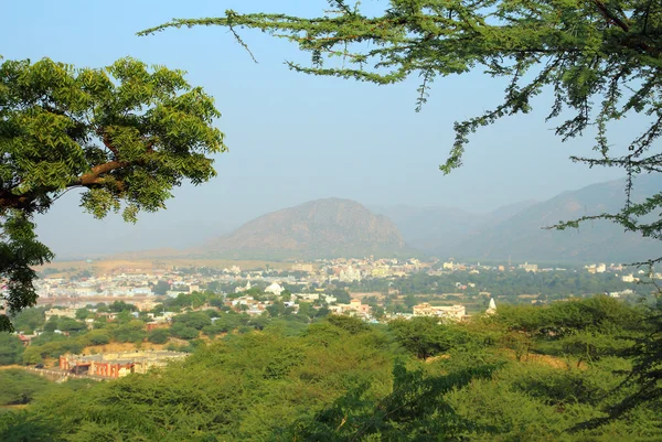 Blick vom Hügel auf die heilige Stadt Pushkar in Indien — Stockfoto