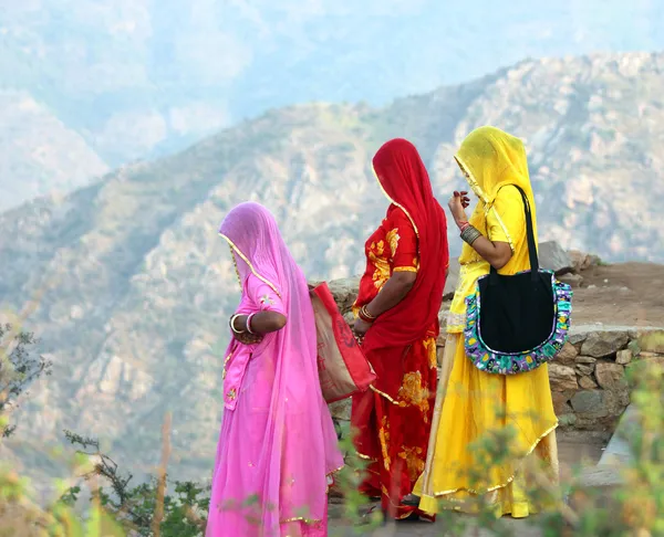 Femmes indiennes dans des saris colorés au sommet de la colline — Photo