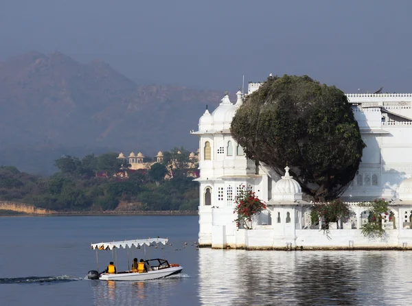 Boat and palace on lake in Udaipur — Stock Photo, Image