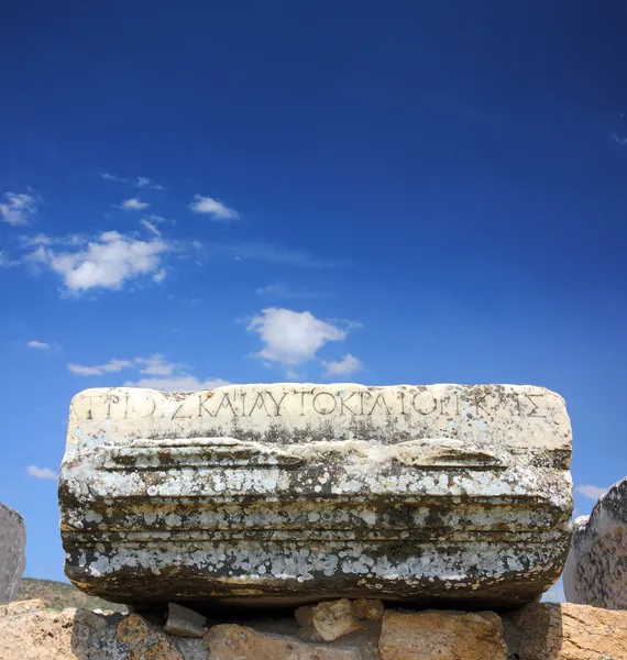 Fragmento de ruinas antiguas con letras —  Fotos de Stock