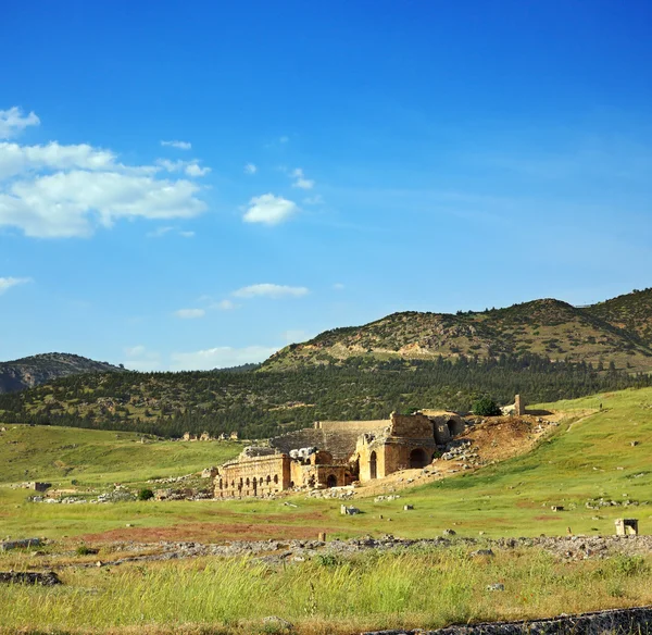 Türkiye'deki antik amfitiyatro ile peyzaj — Stok fotoğraf