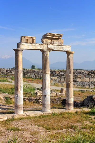 Fragment of ancient building near Pamukkale in Turkey — Stock Photo, Image
