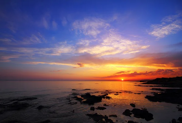 Beau coucher de soleil sur la mer — Photo