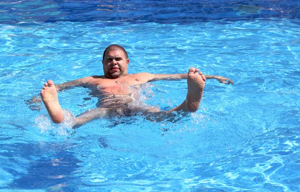 Spaß übergewichtiger Mann im Pool — Stockfoto