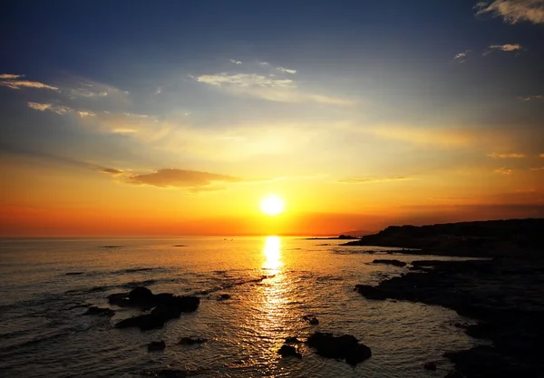Beau coucher de soleil sur la mer — Photo