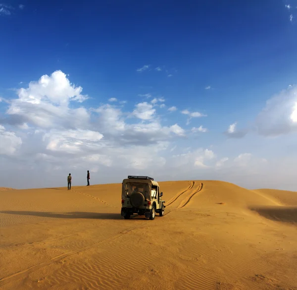 Jeep in desert - safari — Stock Photo, Image