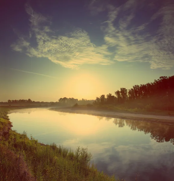 Amanecer sobre el río - estilo retro vintage — Foto de Stock