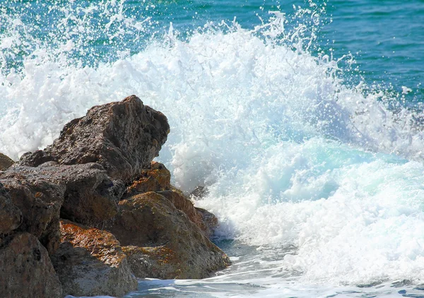 Морські хвилі, що ламаються на каменях — стокове фото