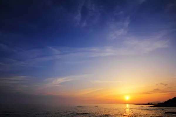 Prachtige zonsondergang boven zee — Stockfoto