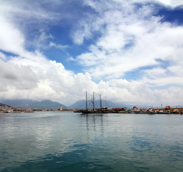 Bahía con barcos y yates en Alanya —  Fotos de Stock