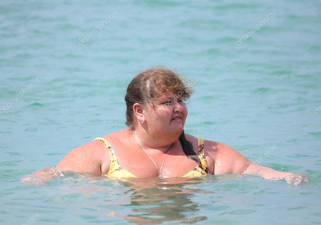 Тетка моется. Купание полных женщин. Полные женщины плавают. Толстая женщина плавает в море.