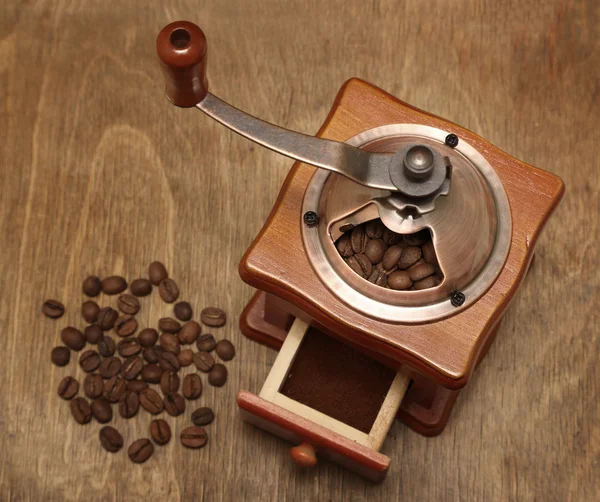 Vintage kaffekvarn och bönor — Stockfoto