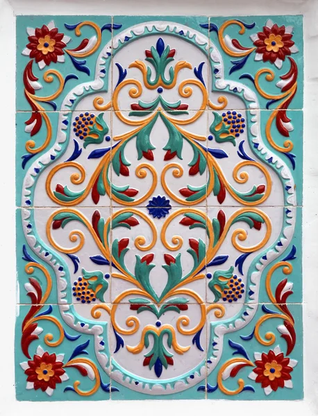 Цветочный орнамент на плитке — стоковое фото