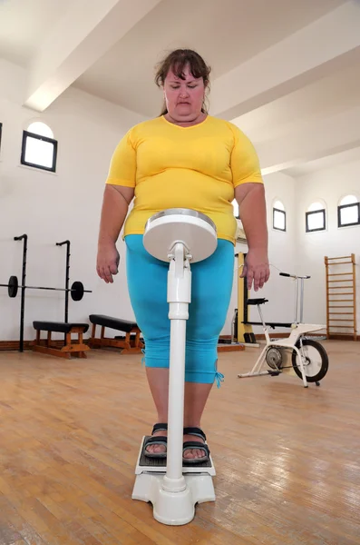 Mulheres com excesso de peso em escalas no ginásio — Fotografia de Stock