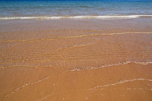 Peu profonde de la mer sur la plage de sable — Photo