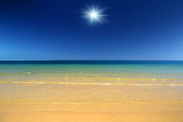 Paysage avec plage de sable doré et mer — Photo