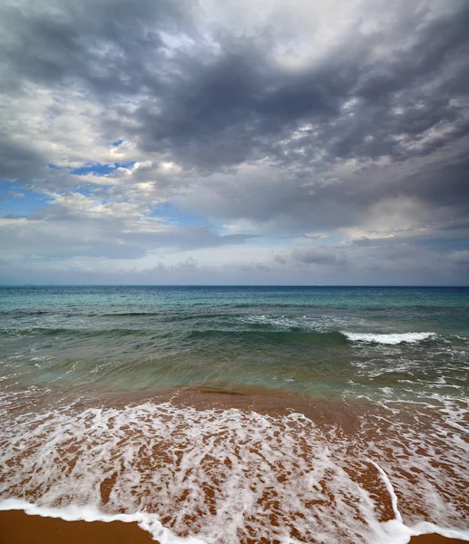 Paisaje marino con cielo malhumorado — Foto de Stock