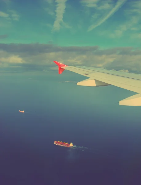 Ships under wing of plane - vintage retro style — Stock Photo, Image