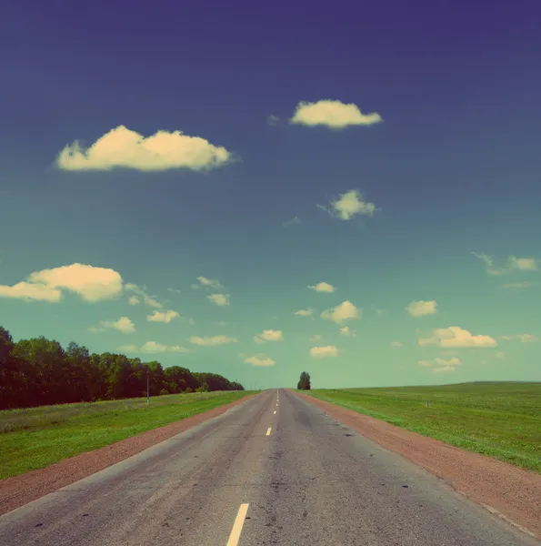 Дорога под небом - винтажный ретро стиль — стоковое фото