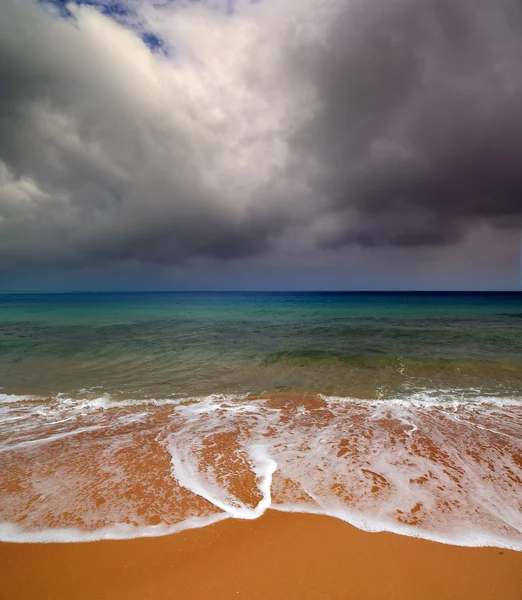 Meereslandschaft mit launischem Himmel — Stockfoto