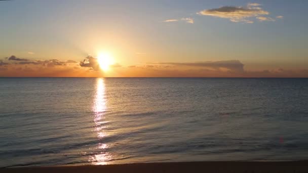 Схід сонця над морем — стокове відео