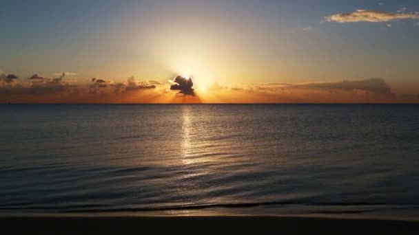 Matahari terbit di atas laut — Stok Video