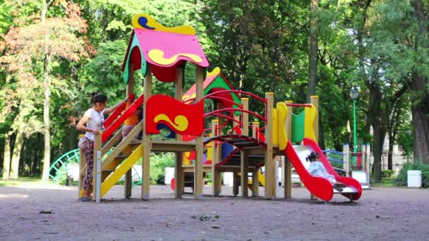 Niños en el parque infantil — Vídeos de Stock
