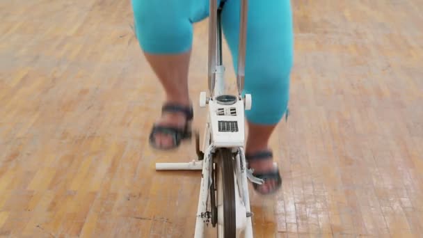 Mujer con sobrepeso haciendo ejercicio en bicicleta — Vídeos de Stock