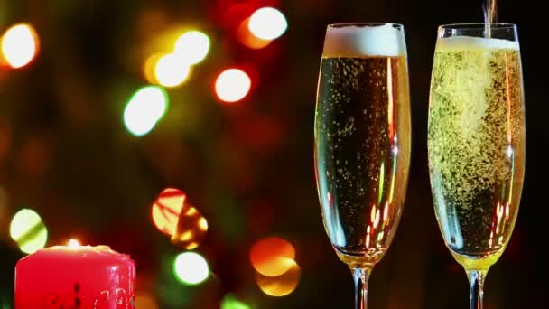 Šampaňské je nalití do sklenice — Stock video