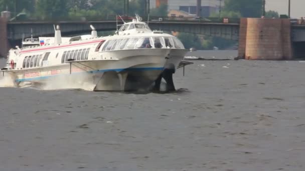 Meteor - hydrofoil boat on Neva — Stock Video