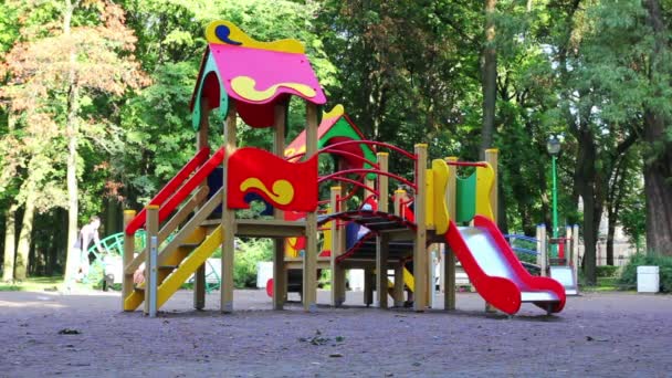 Bambini nel parco giochi — Video Stock