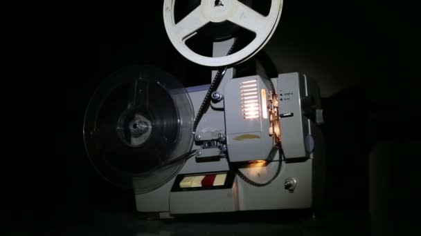 Παλιό προβολέα προβολή ταινιών στην οθόνη — Αρχείο Βίντεο