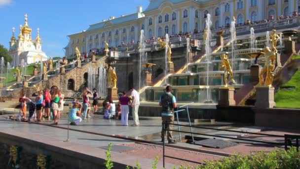 Cerimônia de encerramento das fontes no parque Peterhof — Vídeo de Stock