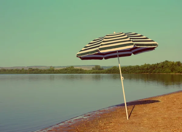 Sun umbrella on beach - vintage retro style — Stock Photo, Image