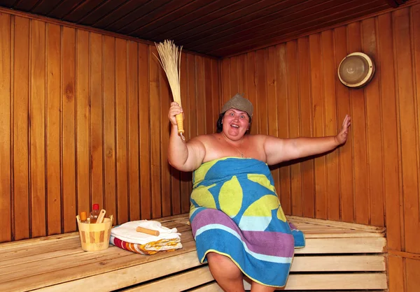 Spaß große Frau in der Sauna — Stockfoto
