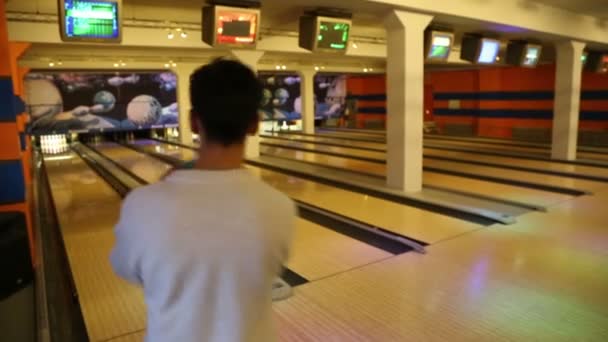 Jongen spelen bowling — Stockvideo