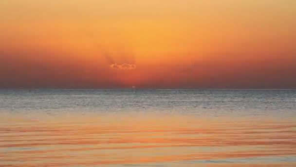 Güneşin denizin üzerinde doğduğu güzel bir manzara — Stok video
