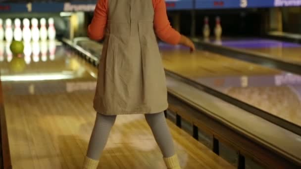 Flicka spela bowling — Stockvideo