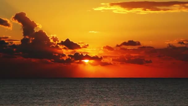 Paysage de beauté avec lever de soleil sur la mer — Video