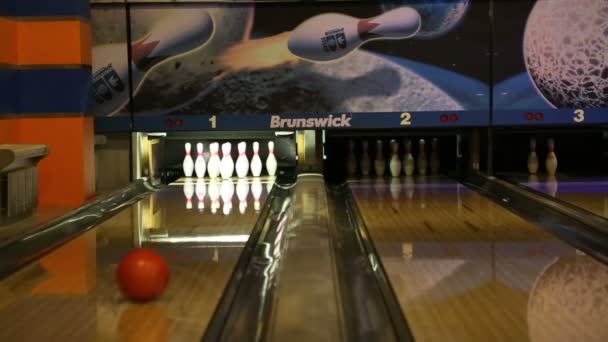 Jogando bowling em um salão de boliche — Vídeo de Stock