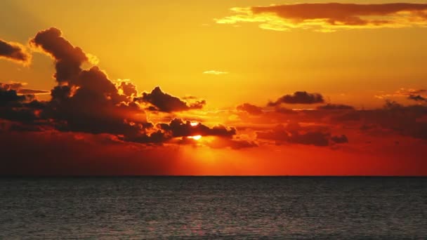 Schoonheid landschap met zonsopgang over zee — Stockvideo