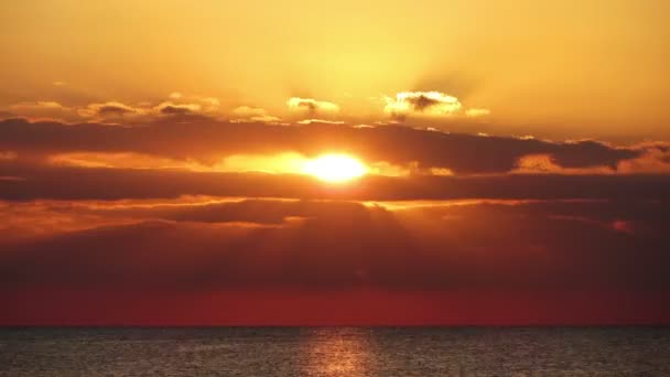 Skönhet landskap med soluppgång över havet — Stockvideo