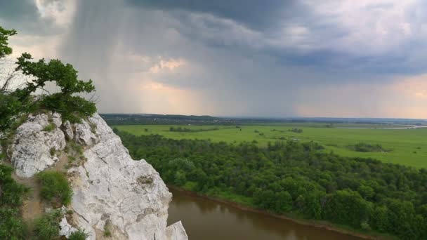 Тимелапський пейзаж з річкою і дощем — стокове відео